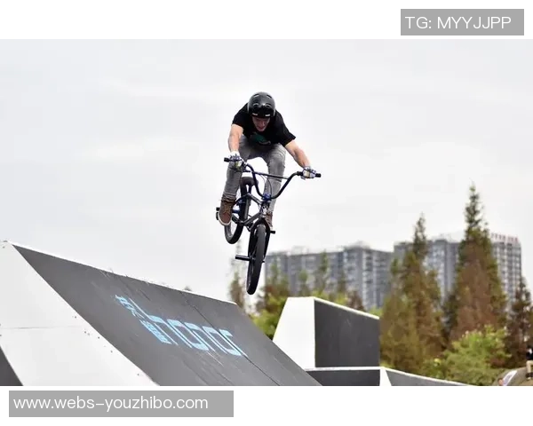 成都攀岩队在极限运动会中以88分稳居积分榜首位